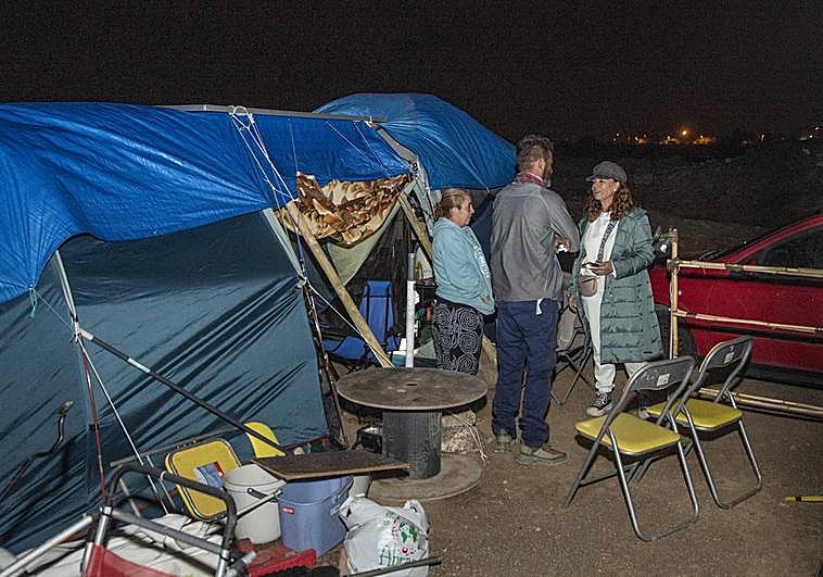 La edil de Servicios Sociales, Adela Álvarez, dialogando con dos de las personas sintecho.