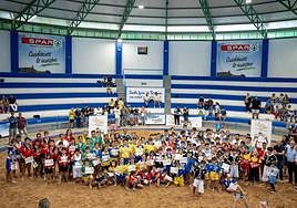 Foto de familia de todos los participantes en este evento de cantera.