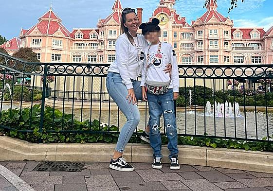 Irene Valerón, junto a su hijo, en un reciente viaje a Disneyland Paris.