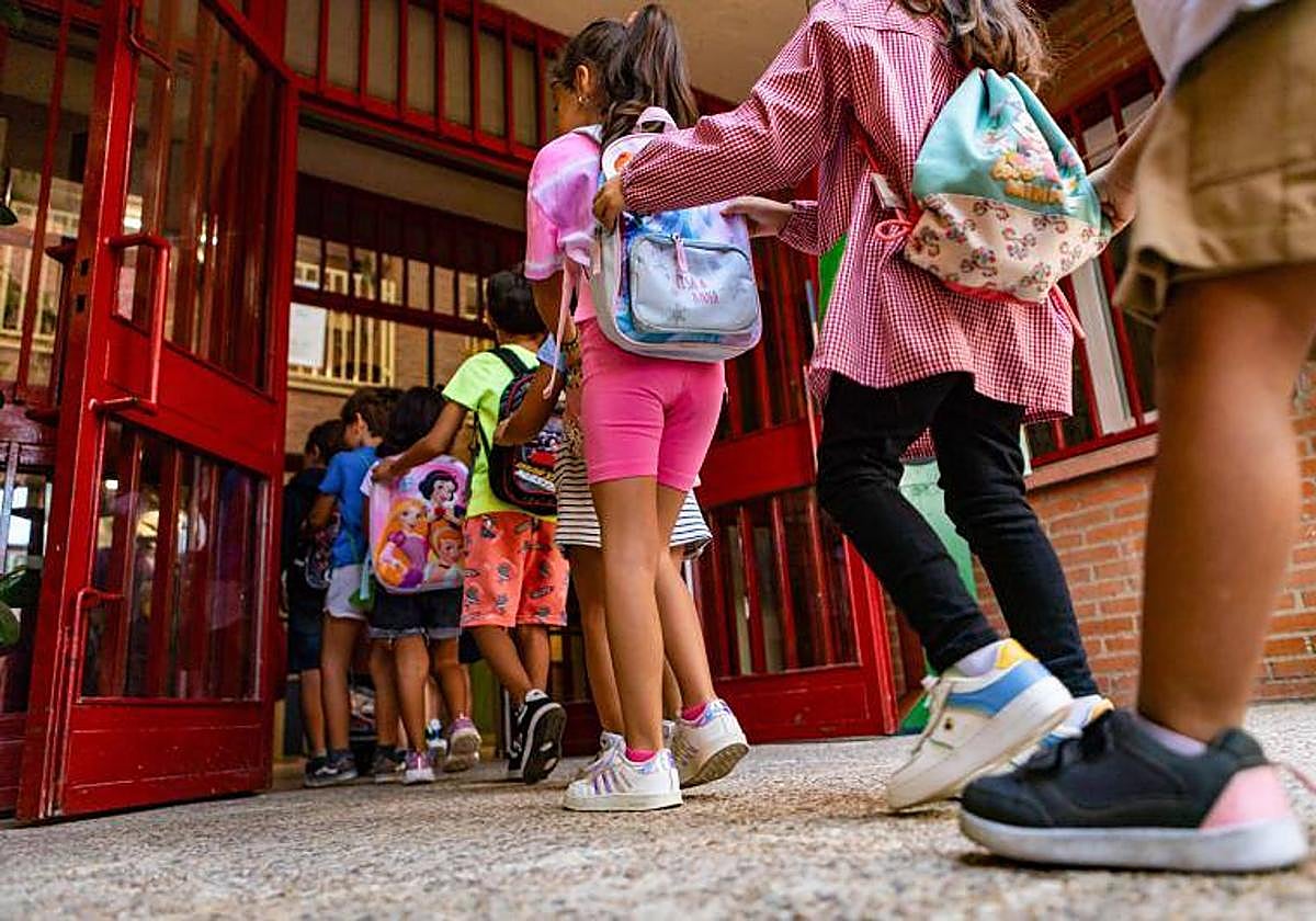Imagen de archivo, niños entrando al colegio.