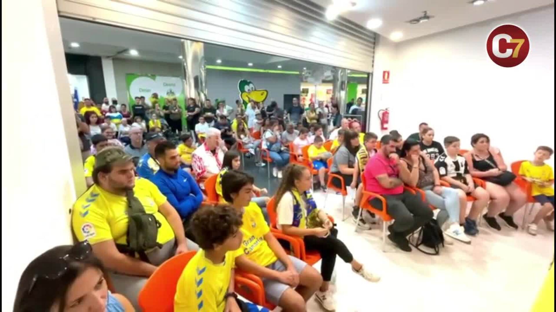 Kirian Rodríguez, un invitado de lujo en el encendido de luces del CC El Muelle