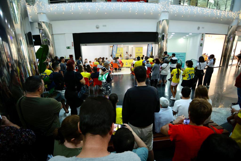 Kirian Rodríguez enciende la Navidad en el CC El Muelle