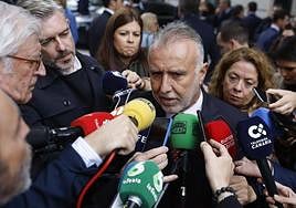 El líder del PSOE canario, Ángel Víctor Torres, atendiendo a los medios el miércoles en el Congreso.