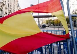 Bandera española con el escudo constitucional recortado.