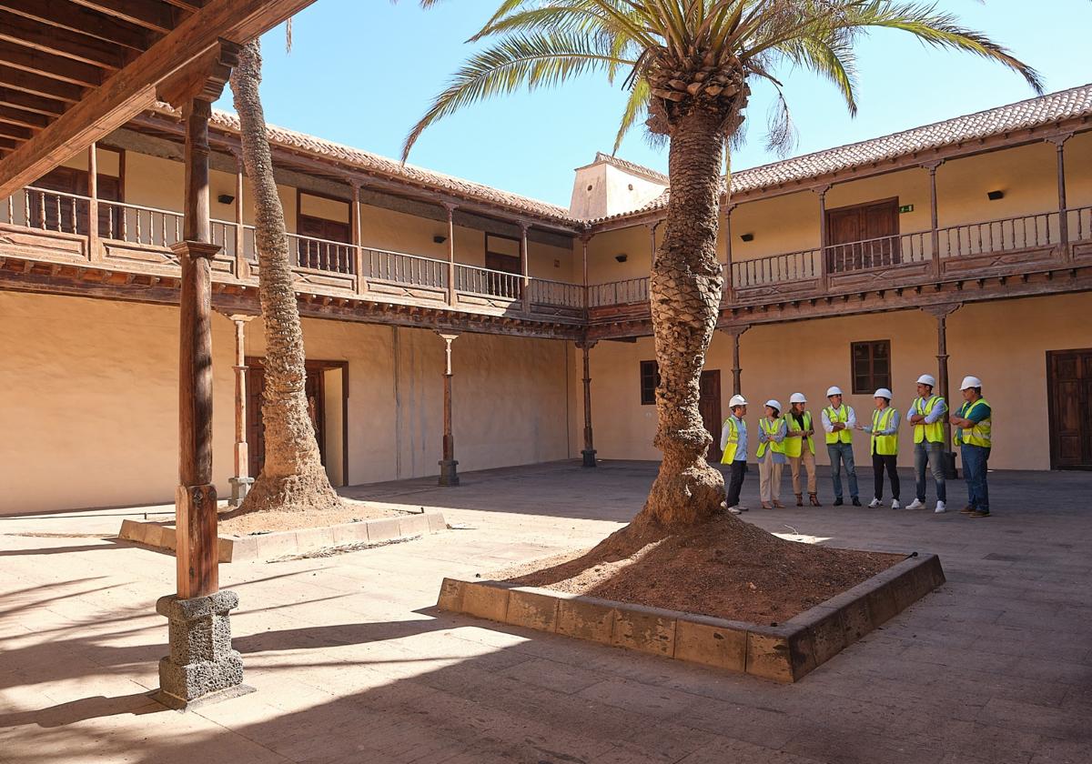 Visita de Migdalia Machín y su equipo a la Casa de los Coroneles, en La Oliva.