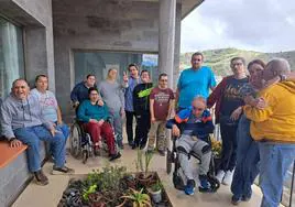 Juan, Vanesa, Águeda (de pie), Rosy (en silla de ruedas), Jorge, Pilar (educadora), Miguel Ángel, Sergio, Gilberto, Marcos (en silla de ruedas), Daniel, Yasmina (directora del centro) y Aníbal. En la foto, falta Eli y Fredi.