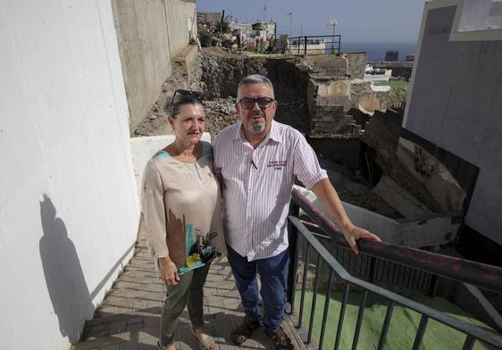 Bernardo y Mercedes posan ante el solar en el que tenía que haberse levantado su nueva casa.