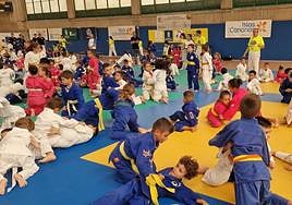 Los más pequeños, durante sus evoluciones en la matinal del domingo.