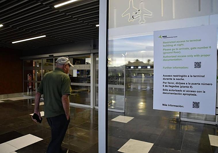 Cartel que anuncia de las restricciones de acceso al aeropuerto durante la madrugada.