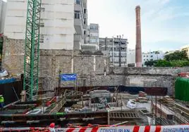 Las obras del nuevo edificio están junto a la histórica chimenea de Arenales.