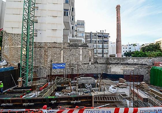 Las obras del nuevo edificio están junto a la histórica chimenea de Arenales.