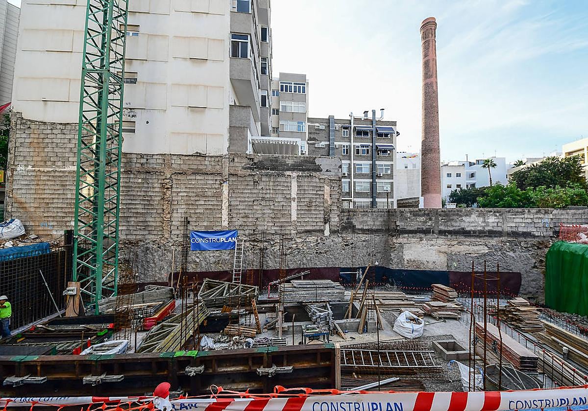Las obras del nuevo edificio están junto a la histórica chimenea de Arenales.