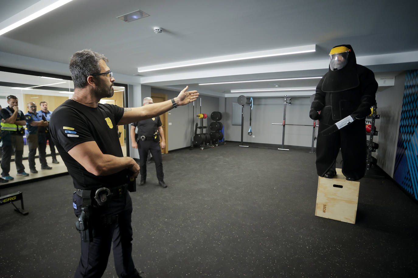 Los policías locales se forman en el uso de las pistolas taser