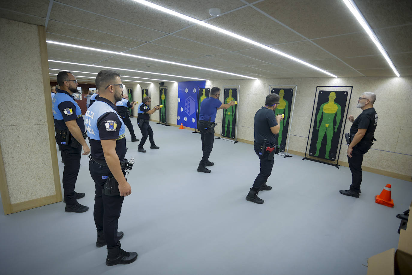 Los policías locales se forman en el uso de las pistolas taser