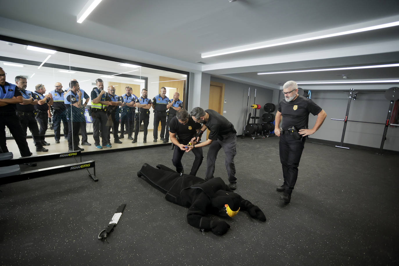 Los policías locales se forman en el uso de las pistolas taser