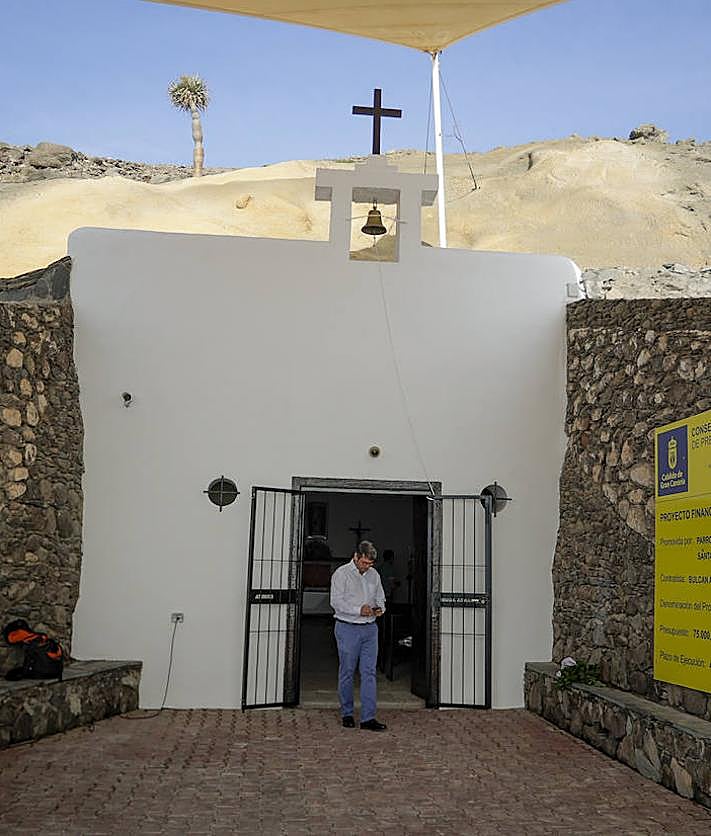 Imagen secundaria 2 - Foto de familia tras la inauguración y jugadoras del Fermarguín, equipo de fútbol que este miércoles hizo una ofrenda a Santa Águeda tras el acto.