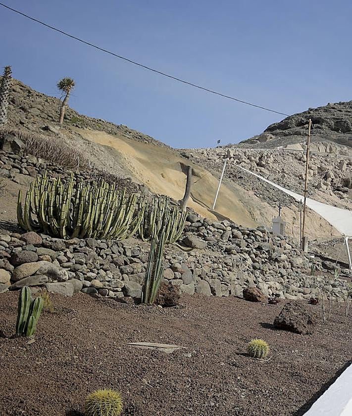 Imagen secundaria 2 - Cubierta tratada con cemento proyectado, operarios arreglando el acceso y ladera ajardinada en el entorno de la ermita. 