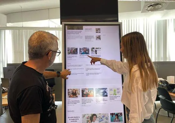 Algunos compañeros mirando la portada web de CANARIAS7.