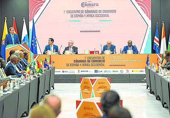 El presidente de la Cámara de Gran Canaria, Luis Padrón, se dirige a los participantes del encuentro, ayer en Infecar.