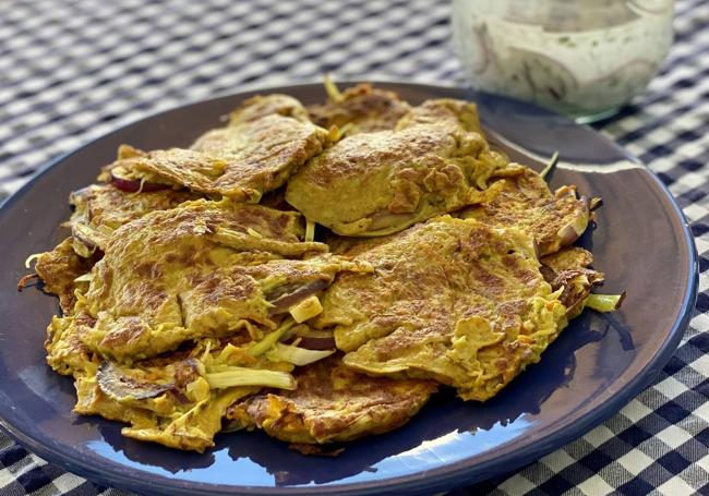 Tortitas de verduras al curry con salsa de yogur