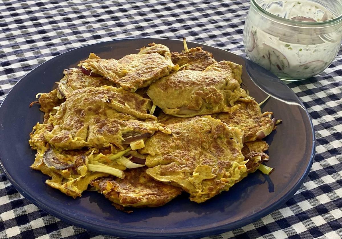 Tortitas de verduras al curry con salsa de yogur