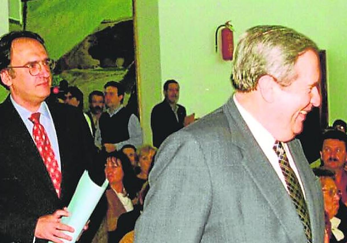 Jerónimo Saavedra, en un acto del PSOE en Lanzarote. Detrás aparece Manuel Fajardo, autor del artículo.