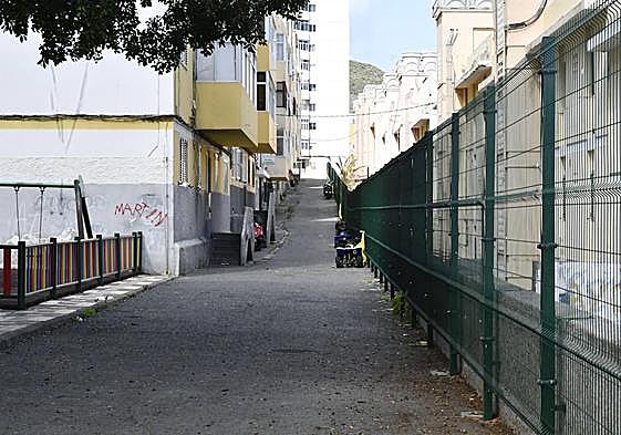 El 1200, en el barrio de Zárate en el Cono Sur, es un buen ejemplo de un vial local mal conservado.