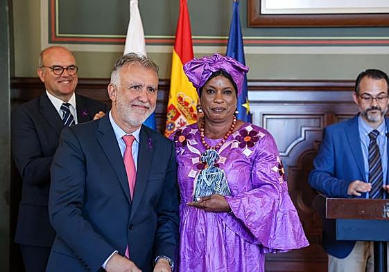 Ángel Víctor Torres entrega la Menina 2023 a la Asociación Multicultural de Mujeres Mauritanas DIMBE.