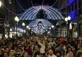 La capital grancanaria se engalana ya con las luces de Navidad. Imagen de la zona comercial de Triana.