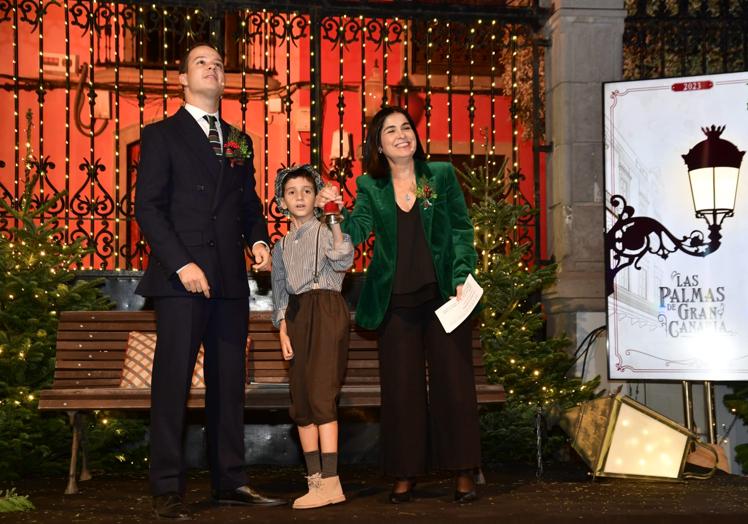 La alcaldesa de la capital grancanaria, Carolina Darias, y el concejal de Cultura, Adrián Santana, en el acto del encendido navideño en el Palacete Rodríguez Quegles.