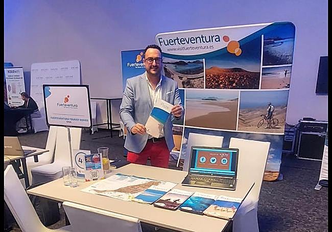 El promotor del Patronato de Turismo de Fuerteventura en Polonia, en uno de los congresos.