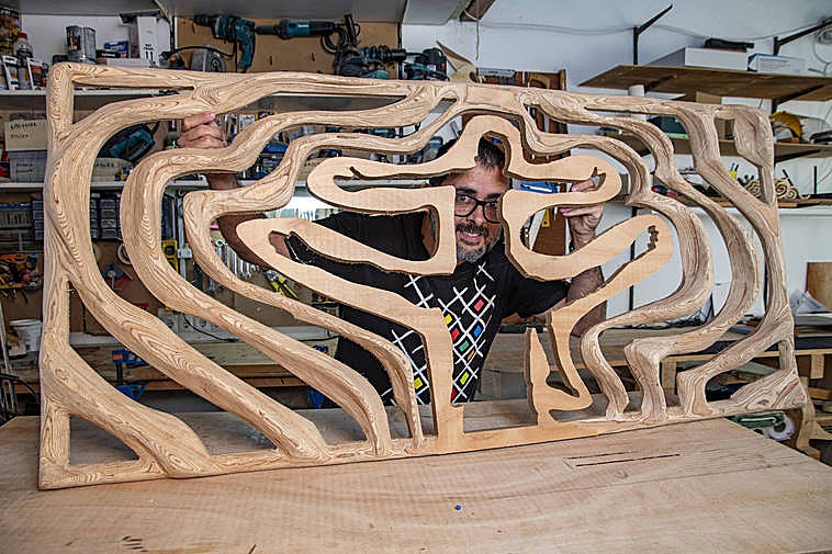 Óliver Sánchez Acosta es el hombre más feliz del mundo en su taller.