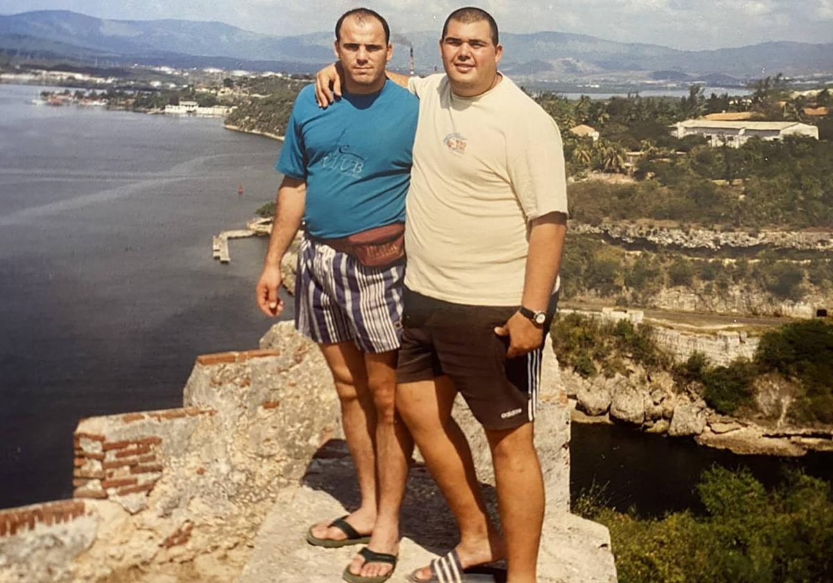 Eugenio Suárez (derecha), junto a Loreto IV, uno de sus ídolos, cuando fueron a luchar a Cuba.