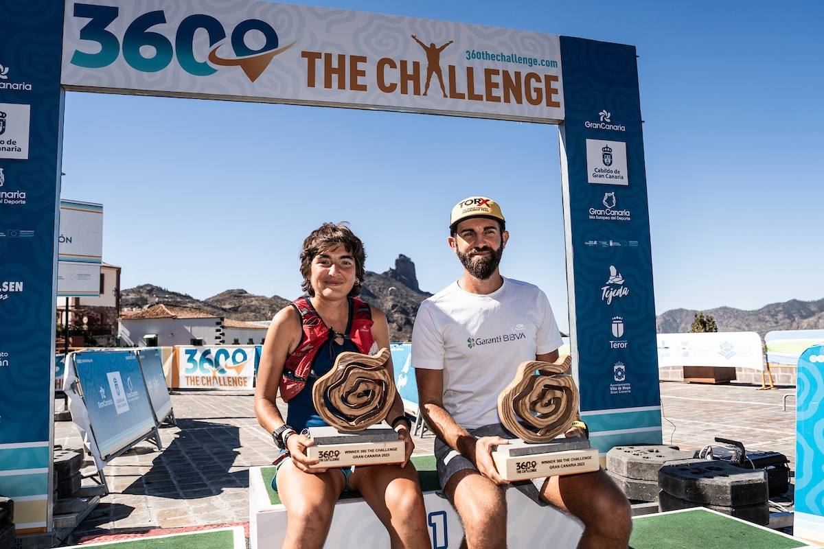 Ganadores de la 360º con los trofeos realizados por el escultor grancanario.