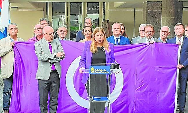 Lectura del manifiesto contra la violencia machista ante la sede del Cabildo de Gran Canaria.