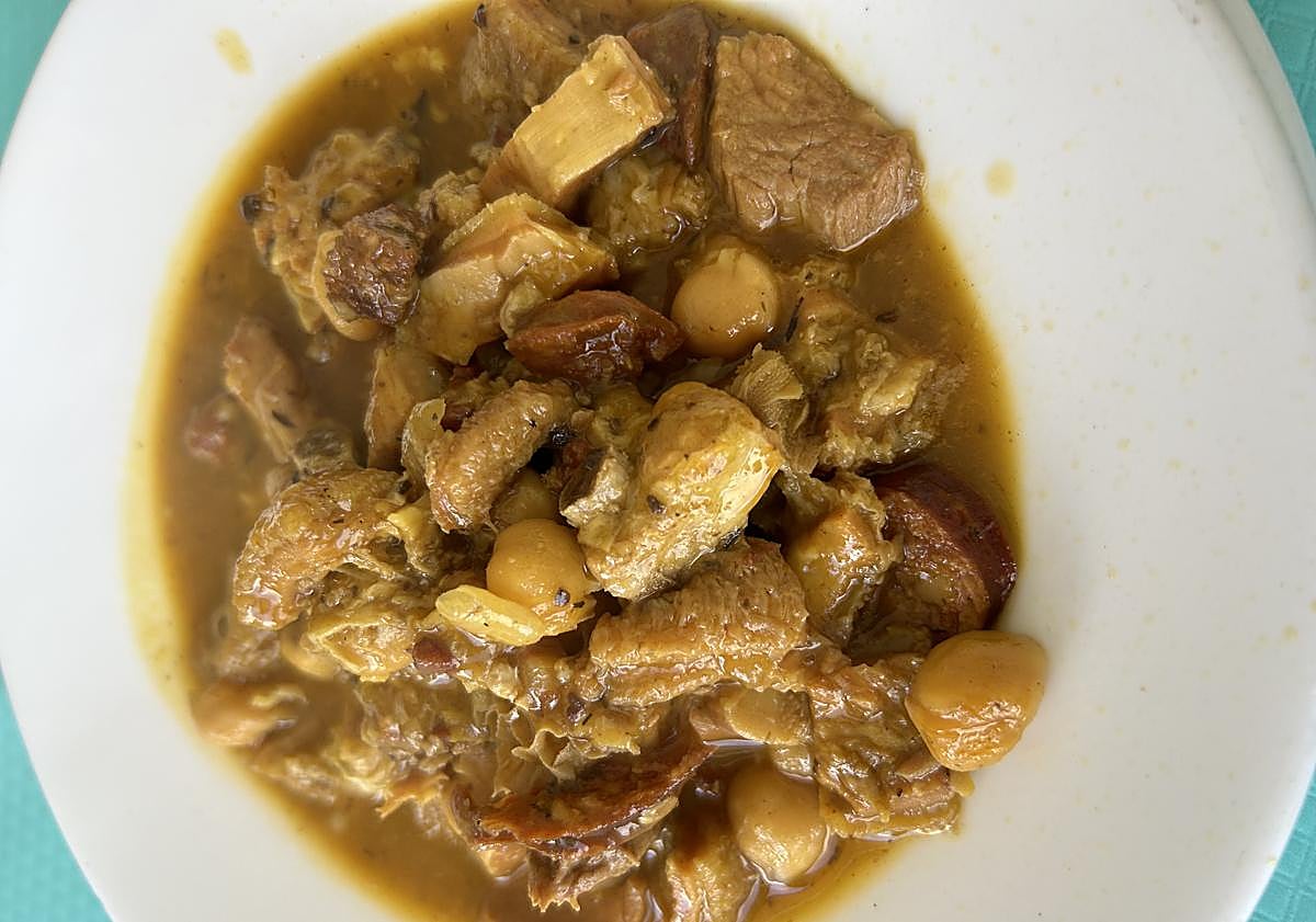 Imagen principal - Callos, calamares y bistec empanado. Fotos: Mario Hernández Bueno