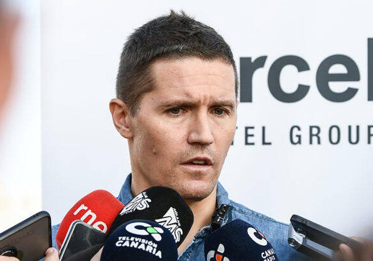 Jaka Lakovic atiende a los medios de comunicación.