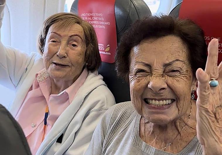 Ángela y Aurora en el vuelo de Iberia Express