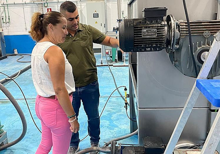 La primera mandataria majorera, Lola García, con el personal de la almazara.