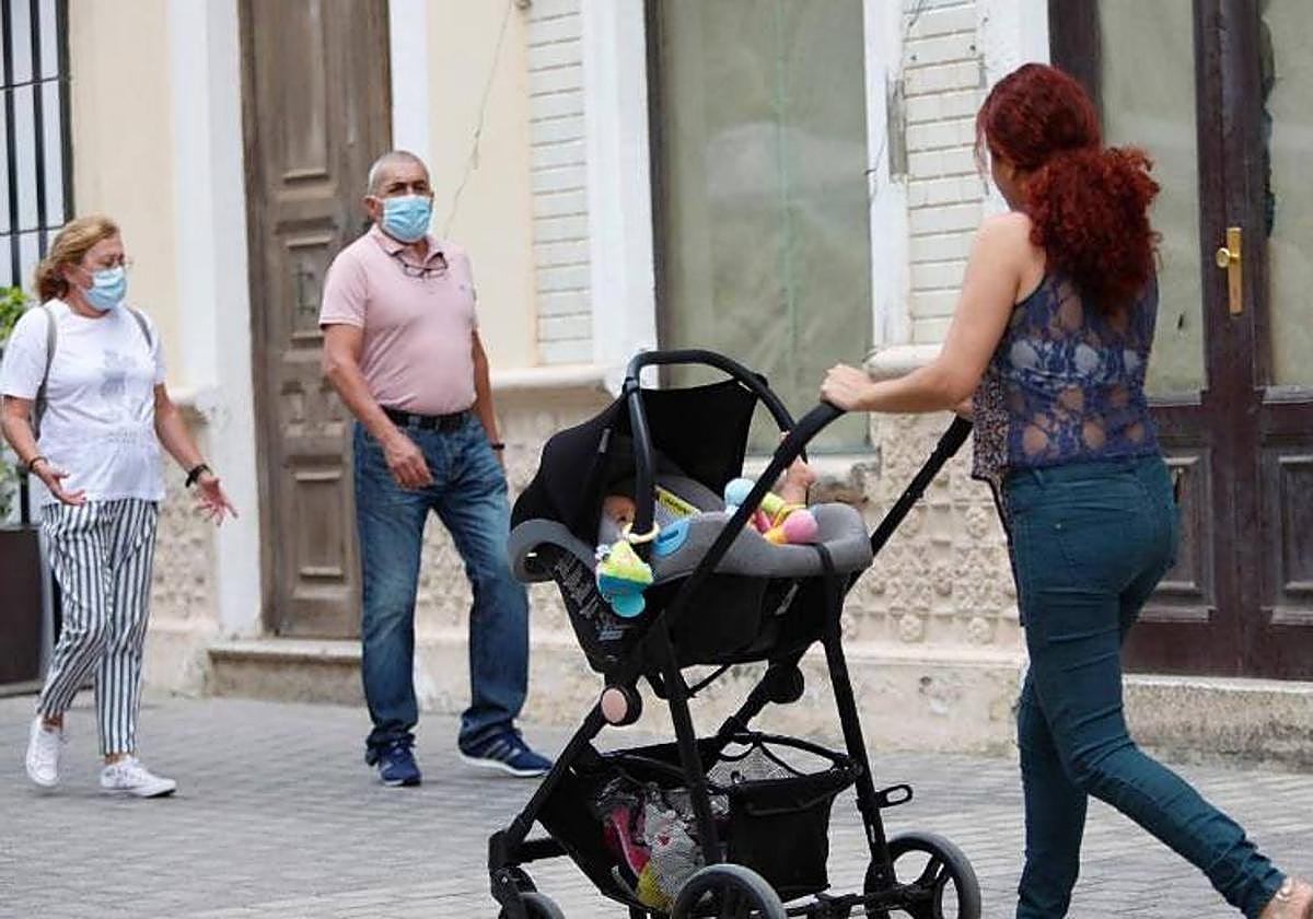 Madre con su pequeño por Arrecife.