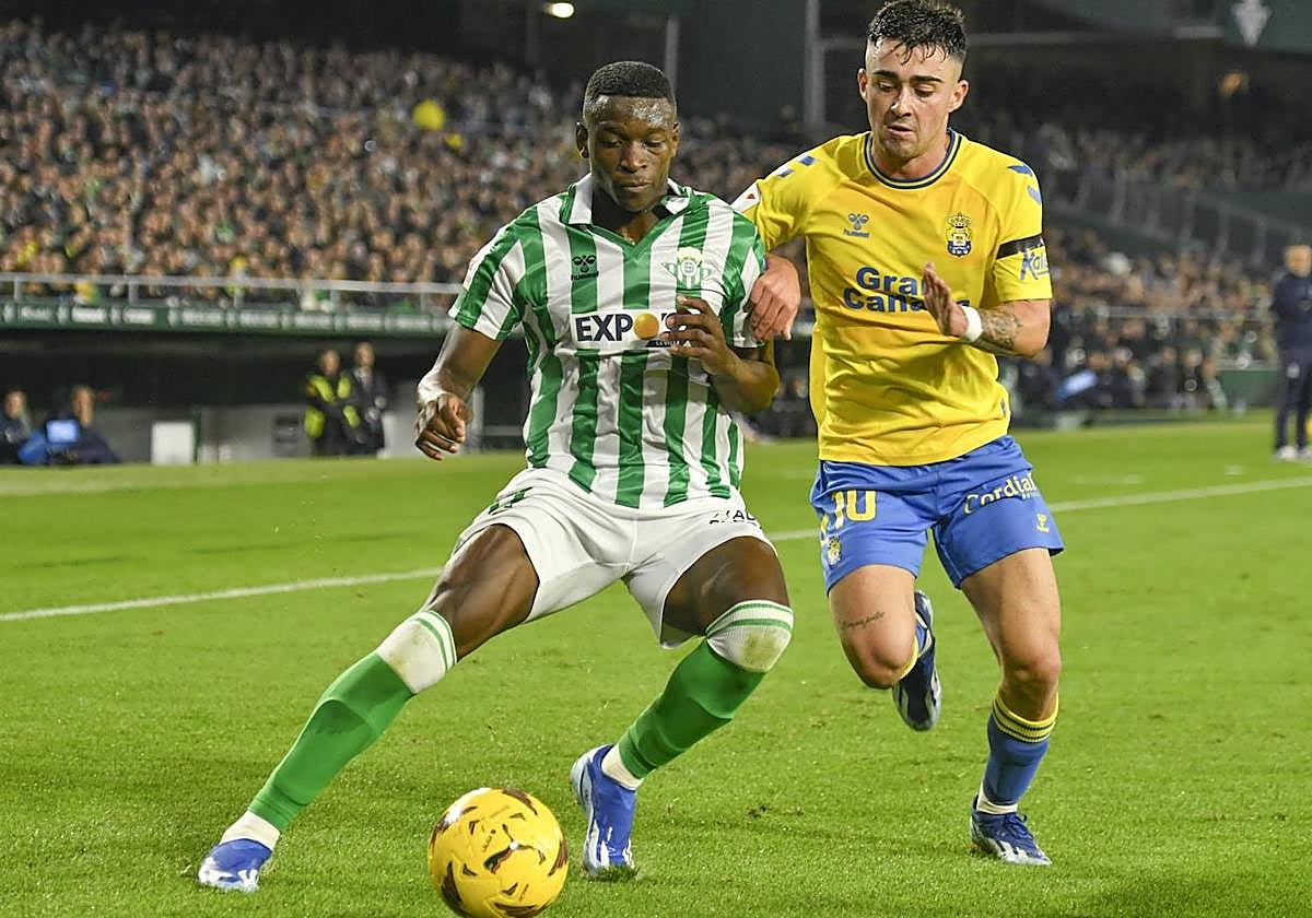 Moleiro disputa el esférico ante el jugador del Betis Luiz Henrique.