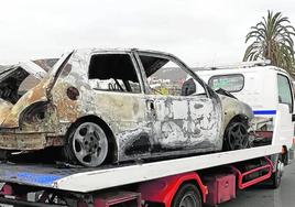 La Oliva da ejemplo y retira los coches abandonados