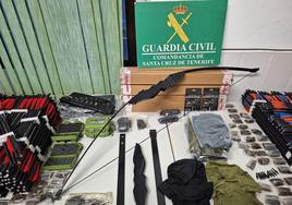 Imagen de las armas incautadas en el domicilio del detenido.