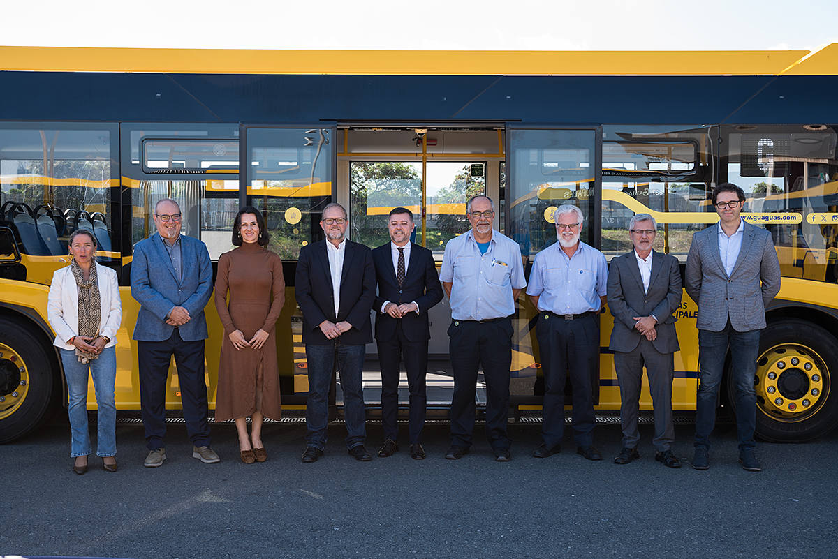 Foto de familia de la presentación de las nuevas guaguas.