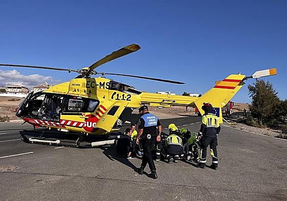 Momento del traslado del ciclista al Hospital Universitario Insular de Gran Canaria.