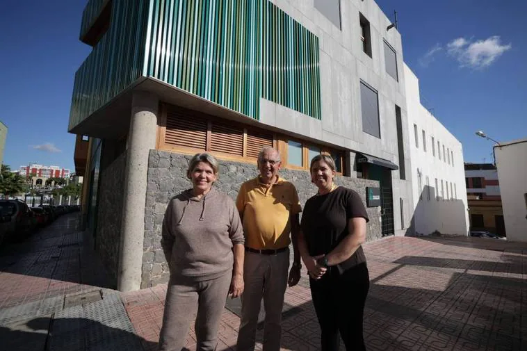 Juan Sánchez Herrera, junto a su mujer, María Oliva, y su hija, Cristina, delante de su hotel boutique Sahera.