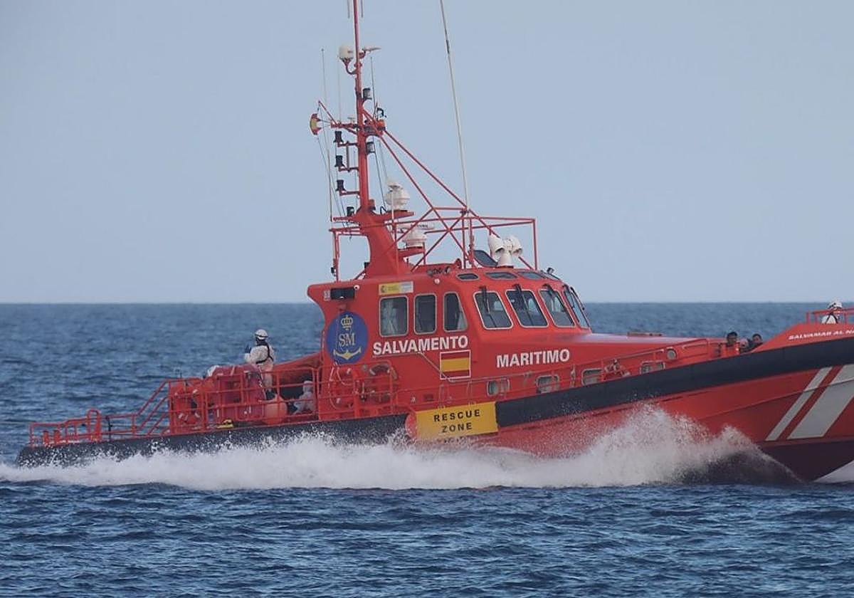 Desembarca en Lanzarote a 98 magrebíes que iban en dos pateras