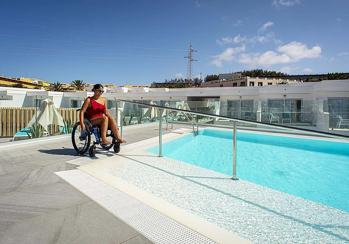 Piscina adaptada del complejo turístico situado en Costa Calma, en el municipio de Pájara.
