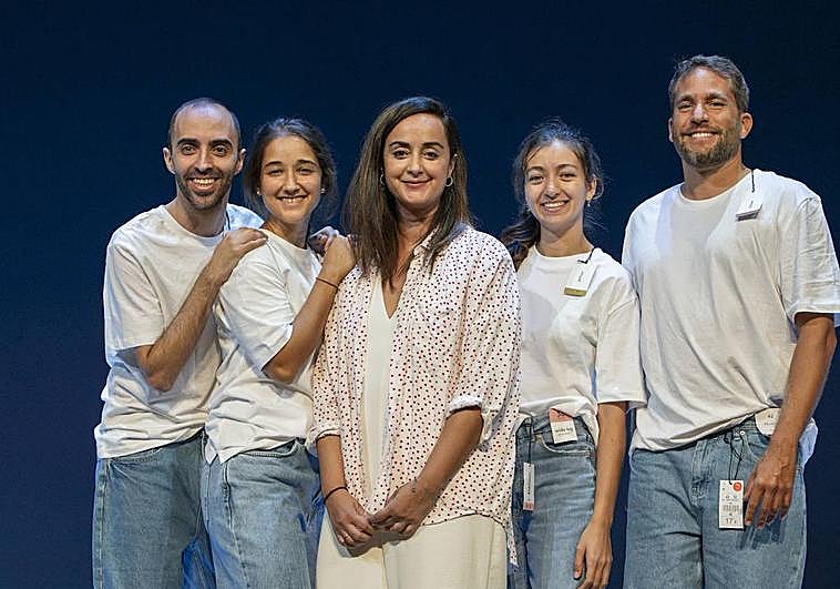 Noemí Pérez, en el centro, junto al reparto de 'Vernix Virtual'.