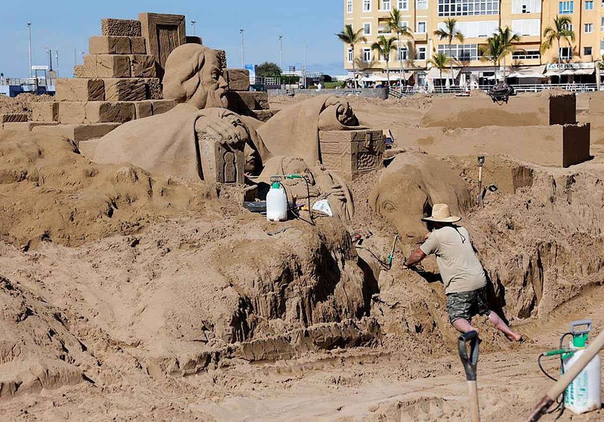 Etual Ojeda imparte su magisterio en el belén de arena